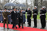 Presidentti Halonen tarkastaa kunniakomppanian Tallinnan sateisessa säässä. Copyright © Tasavallan presidentin kanslia